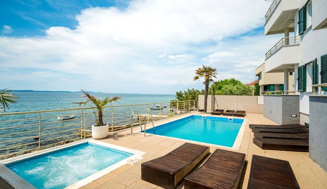 Beautiful private villa for 12 guests with hot tub, A/C, WIFI, private pool, TV and patio in Zadar