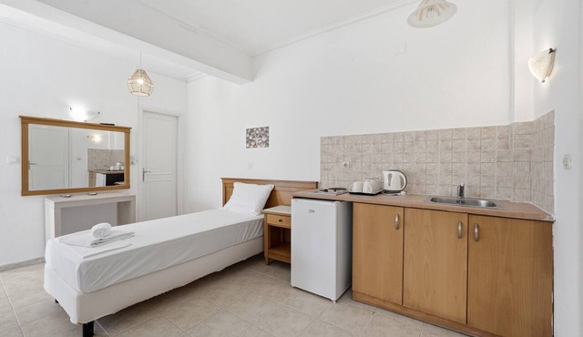 Bed and Breakfast The Kavos Sandy Inn – Quadruple Room with Shared Pool, Wi-Fi, and Air Conditioning in Kavos