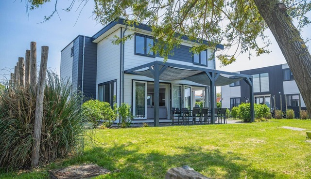 Beemsterdijk with sauna for 10 people is a spacious, detached holiday home at Holiday Park De Beemster, perfectly suited for large families or groups of friends who want to enjoy a comfortable holiday in the green heart of North Holland. The home has in West-Graftdijk