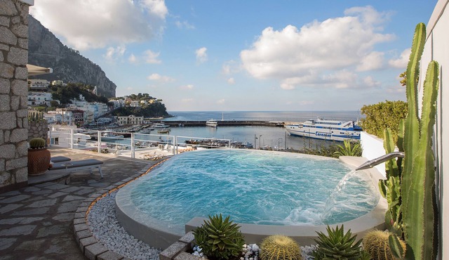 BIG VILLA WITH AMAZING INFINITY TERRACE JACUZZI SWIMMING POOL 10 MIN FROM "PIAZZETTA". in Capri