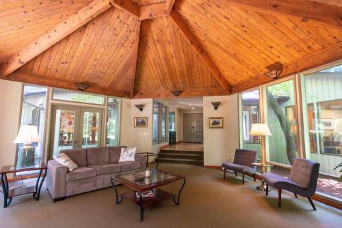 Bridle Trails Treehouse in Bellevue