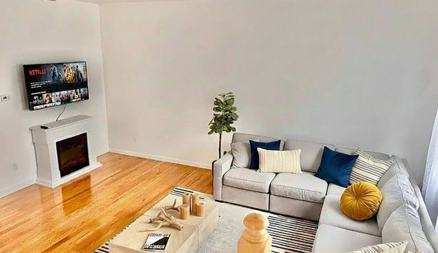 Bright, airy single‑family home in Fairfield, minutes from Fairfield Beach in Fairfield