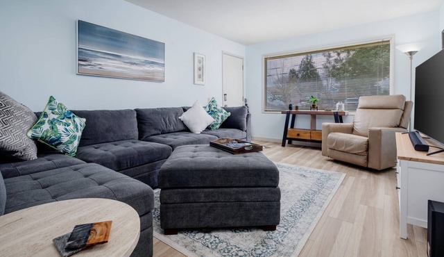 Bright and Delightful Renovation, Single Level, Fenced Backyard, 3 Blocks to MAX, 25 Min to Portland in Hillsboro