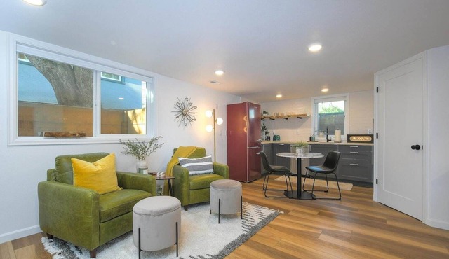 Bright and Modern Basement Apartment ✿ DT Neighborhood in Vancouver