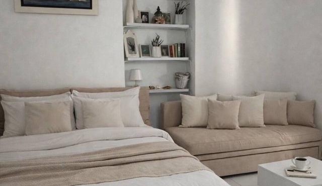 Bright Authentic Cycladic Home, Walk to Ermoupoli Center in Ermoupoli