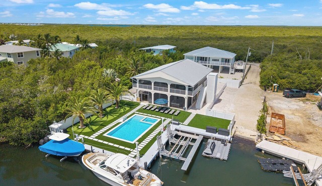 Builders Dream Spectacular 4/3 pool home on the water in Key Largo. in Key Largo