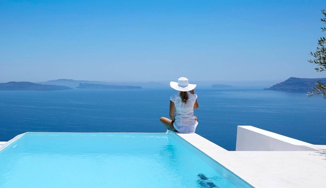 Caldera Crest Villa | Oia Santorini | Private Pool | Caldera Views | Hot Tub in Oia