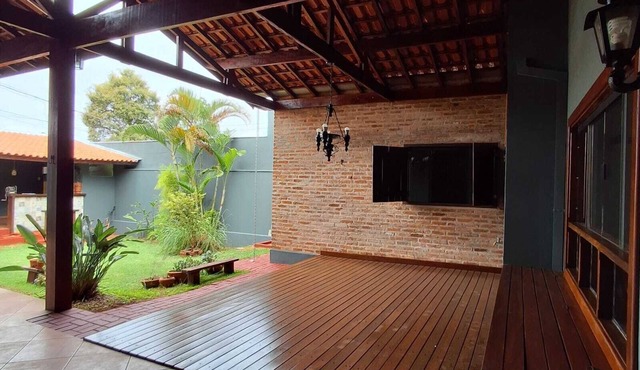 Casa com ares de campo na cidade. Deck com redes e bancos, jardim e quiosque. in Vila Nery