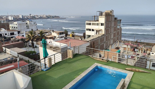 Casa de playa Huanchaco Trujillo con Piscina frente al Mar in Huanchaco
