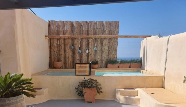 Casa Itaca luxury apartments with private jacuzzi and sea view in Finikia - Oia in Foinikiá