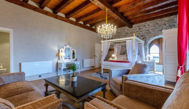 Château de la Rive – Romantic Suite – 2 Guests in Cruet