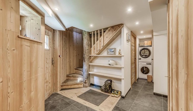 Chalet, 50m from resort center, view mountain, terrace, fireplace or stove, tv, ski locker, 130m² in Tignes