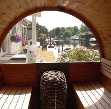 Chalet with waterfront sauna and boat in Loosdrecht