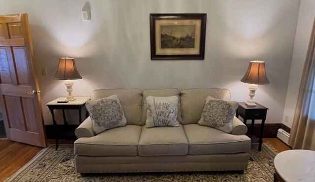 Charming 1-bedroom with full kitchen Charles Newhall House by BrownUniversity in Cranston