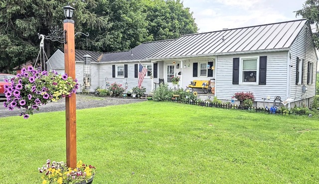 Charming 2-bedroom bed & breakfast in peaceful Cayuga with WiFi, AC in Cayuga