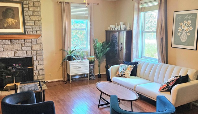 Charming 3-bed/2-bath home w parking central to Downtown and Spooky Nook Sports in Cincinnati