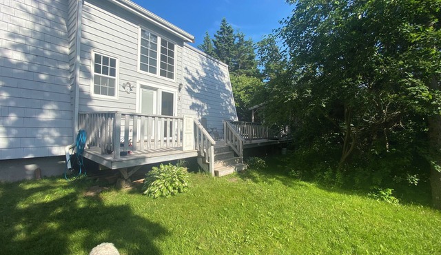 Charming 3-bedroom cottage steps from picturesque Lakeside Beach in Morell