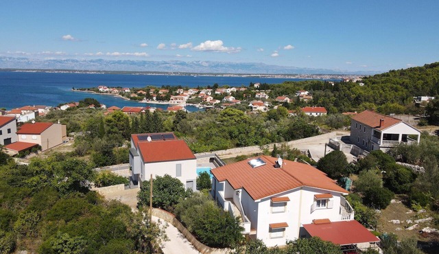 Charming Apartment Secret Garden in Lukoran
