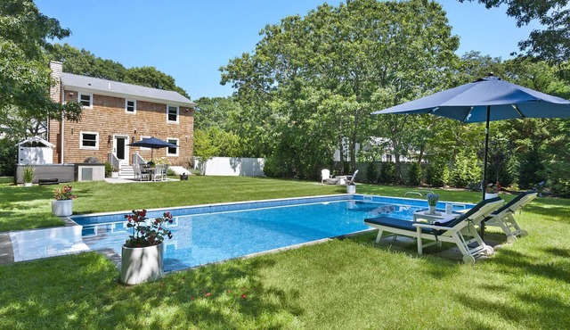Charming East Hampton Home, Elegantly Furnished with Modern Touches, Close. in East Hampton