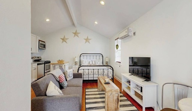 Charming guesthouse with full kitchen, private entrance & fenced patio in Austin