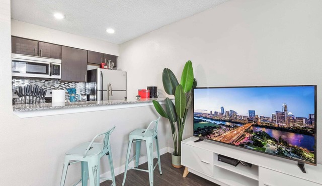 Charming King Bed 1BR, 5 Min to DT w/pool in Austin