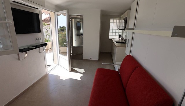Charming renovated studio with terrace, air conditioning and free WiFi in Menton