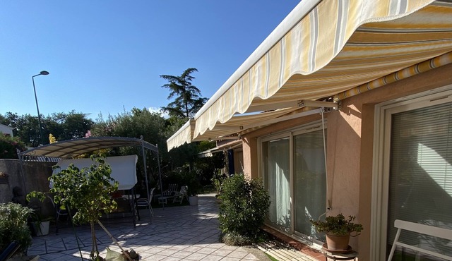 Charming single storey villa, sun, shading, for 6 people, pets allowed in La Garde