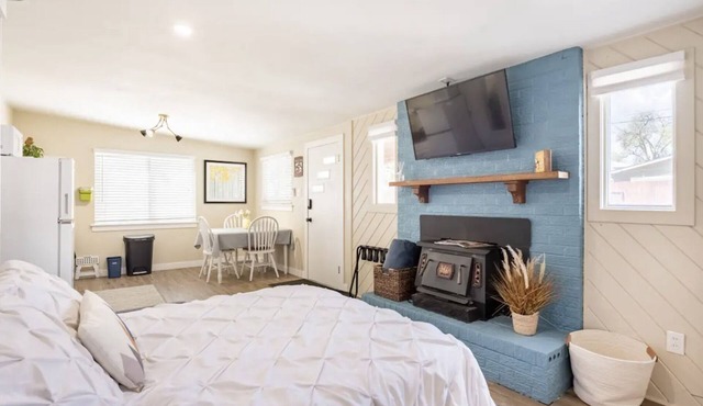 Charming Studio 2 Blocks from Light Rail & Downtown Bike Path! in Denver