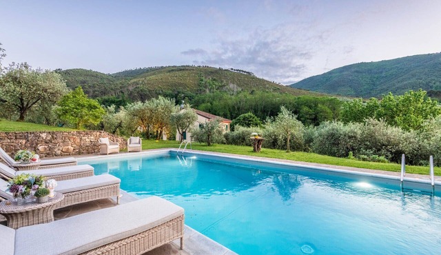 Citrus Charm Farmhouse, a Country Villa with Pool on the hills of Lucca in Capannori