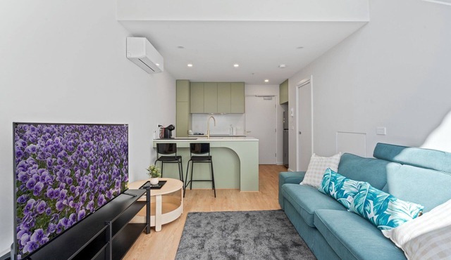 Comfortable 1-Bed Retreat with Courtyard & Parking in Denman Prospect