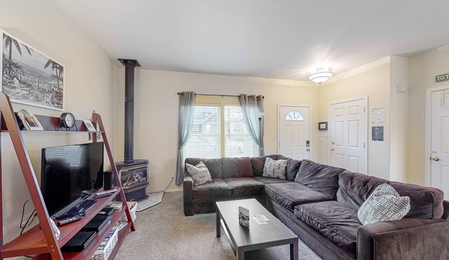 Comfortable home close to beach with deck and game room close to town in Pacific City