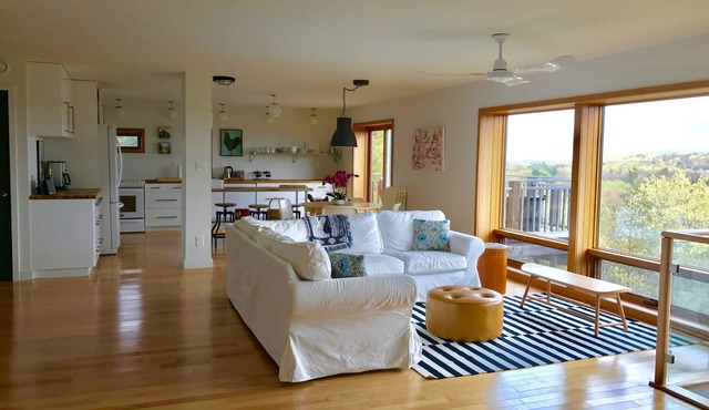 County Bliss, PEC - quiet, secluded home, picturesque view, 10 min from Picton in Prince Edward