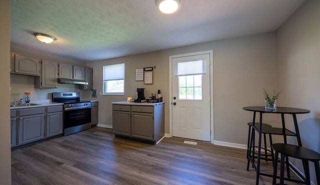 Cozy 2-bedroom house. Office Space. Projector. Coffee Station included. in Cincinnati