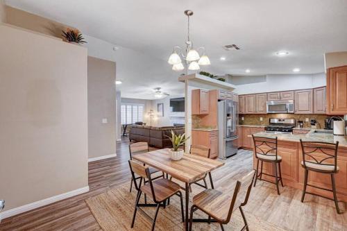 Cozy Getaway with King Bed, BBQ & Spacious Backyard in Henderson