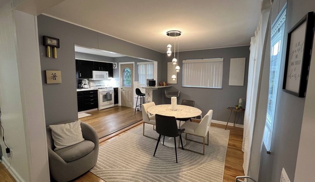 Cozy, Modern Escape; PlayStation 5 and King Suite in Cincinnati