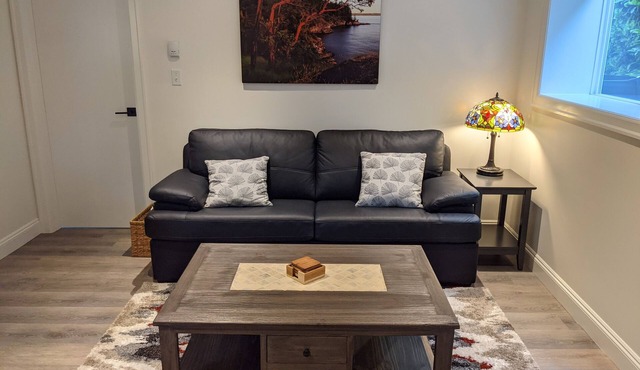 Cozy One-Bedroom Suite Close To The Ocean in Sidney