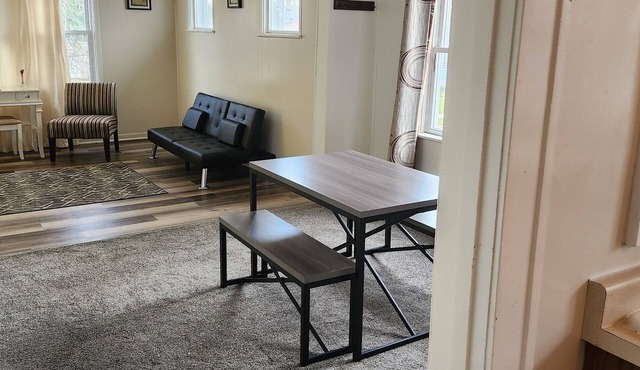 Cozy second floor deplex 2-bedroom in peaceful Kenosha with AC, heat and WiFi in Kenosha