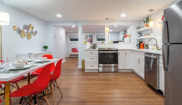 Cozy Two Bedroom Apt - Arboretum/Montlake, UW, Husky Stadium, UWMC, Madison Park in Seattle