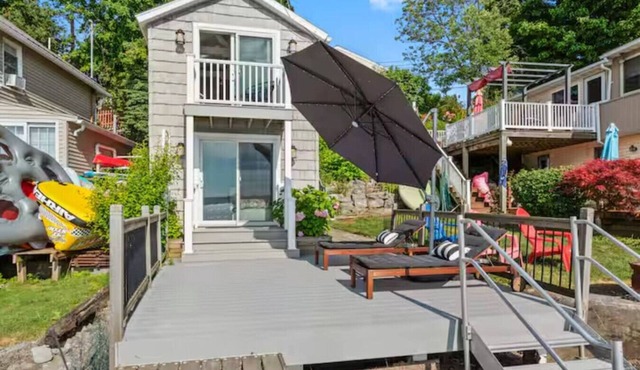 Cozy Waterfront Luxury Cottage W/hot tub in Seneca Falls