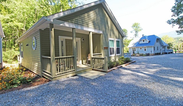 Cuddle Cove Modern, Creekside Home right by the Heart of Bryson City in Bryson City