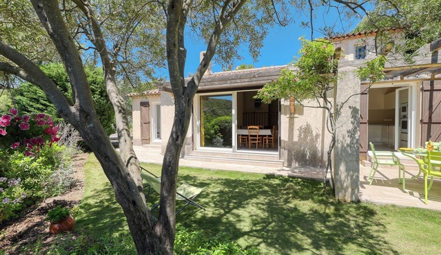Deatched 2-bedroom house/villa in a peaceful garden near the beach in Bormes-Les-Mimosas