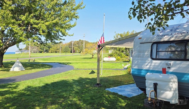 Dee's Tranquil Escape by the Lake a Cozy Camper in Oswego NY with AC & heat in Oswego