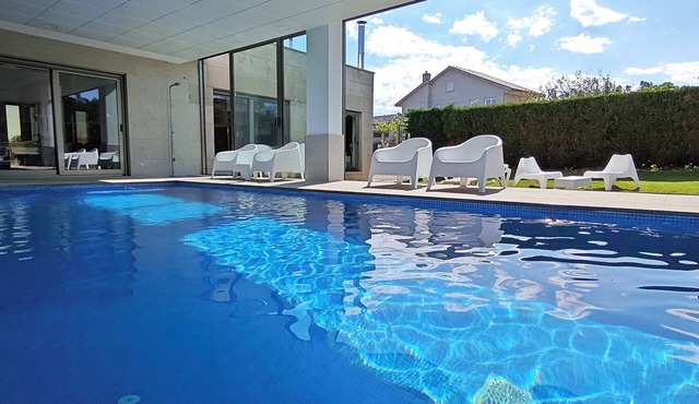 Design house with pool. in Sanxenxo