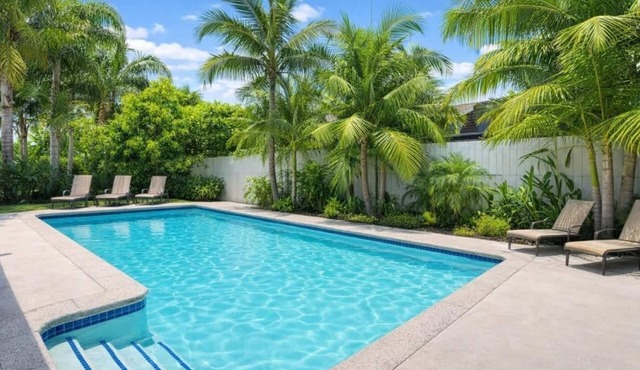 Disneyland Tropical Retreat 4BR 4BA, Pool/Hot Tub in Anaheim