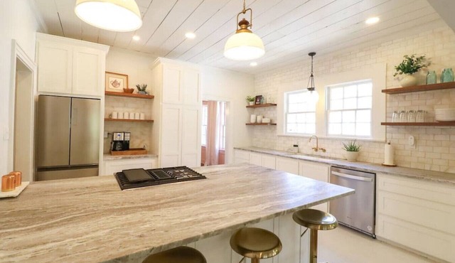 Downtown Riverside Oasis: Deck, Hot Tub & More! in Natchitoches