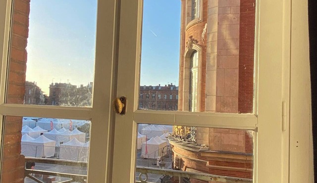 Duplex T2 (Unit 5B) overlooking Place du Capitole in Toulouse