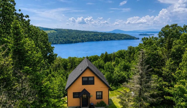 🐾Eagles Ledge | Cozy chalet w/incredible views, access to Rangeley Lake & 15 mins to Saddleback! in Rangeley