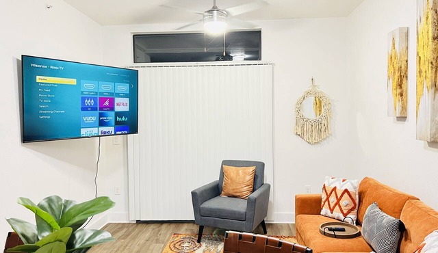 Entire Cozy Modern Get-Away (Arboretum/Domain) in Austin