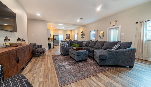 Entire home in Lexington. Very spacious and newly renovated building. in Lexington