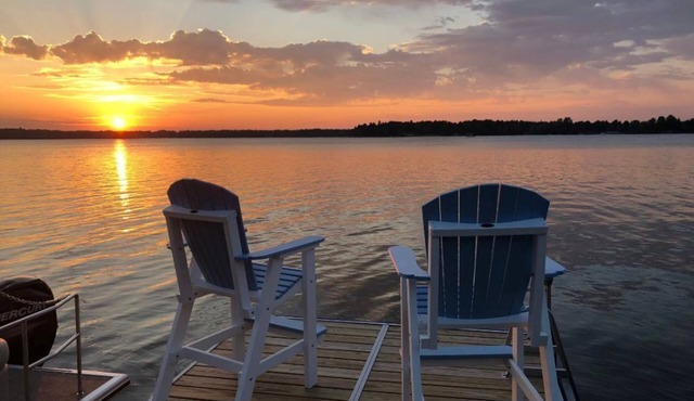 Escape to the Holiday House. Serenity of Sunsets, Lakeside boat dock included. in Lewiston